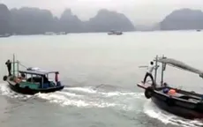 2 tàu gỗ đuổi nhau "thót tim" trên Vịnh Hạ Long