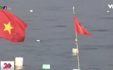 Ngư dân gắn lá cờ đỏ sao vàng trên phao lưới