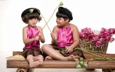 Con gái Thúy Nga đáng yêu khi chụp ảnh với sen