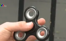 Trao lưu chơi con quay Fidget Spinner