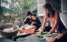 Vợ chồng Khánh Thi, Phan Hiển rộn ràng gói bánh chưng ngày Tết