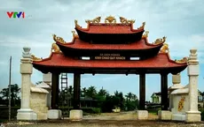 Một xã ở Nghệ An xây cổng làng bằng gỗ quý hơn 4 tỉ đồng