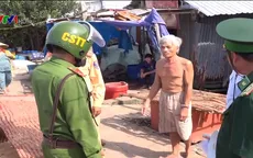 Lực lượng công an Cà Mau giúp dân phòng chống bão số 16