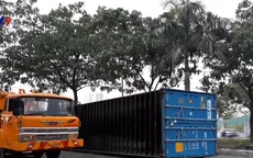 Xe container lật nhào dưới chân cầu Phú Mỹ, TP.HCM
