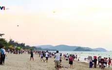Hàng nghìn du khách về biển Cửa Lò dịp nghỉ lễ 30/4