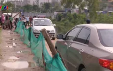 Dự án hoàn thành mà đường chưa xong: Dân vất vả đi vào đường tạm