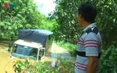 Liều băng qua đập tràn, 2 xe ô tô bị cuốn trôi