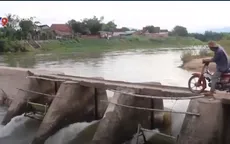 Người dân liều mình băng qua đập tràn dù biết nguy hiểm