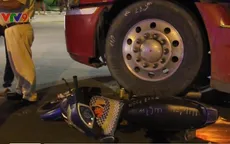 Xe đầu kéo cán nát xe máy, 2 vợ chồng nguy kịch