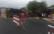 Xe đầu kéo húc xe tải dừng chờ đèn đỏ "bay" vào nhà dân