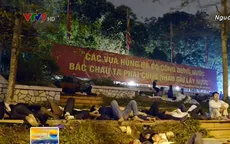 Du khách… nằm la liệt bên ngoài chờ khai hội Đền Hùng