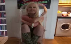 "Người không xương" nhét mình vào chiếc lọ đường kính 45cm