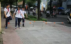 Nên hay không việc lắp đặt các barie trên vỉa hè