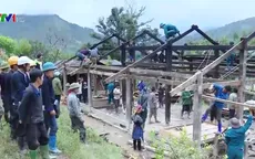 200 cán bộ chiến sĩ cùng người dân di dời nhà cửa khỏi nơi nguy hiểm