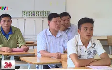 Nhiều thí sinh lớn tuổi ở miền núi đi thi THPT Quốc gia