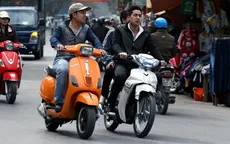 Sau Tết, nhiều người không đội mũ bảo hiểm vì vẫn đang "du xuân"
