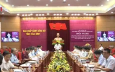 Đồng chí Phạm Minh Chính làm việc tại Hòa Bình