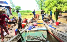 Bắt giữ 4 ghe cào thủy sản trái phép ở Đồng Tháp
