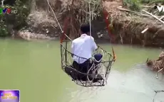 Bình Thuận: Người dân đu dây qua suối vì cầu bị lũ cuốn trôi