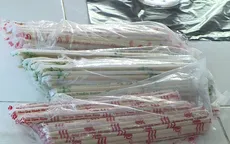 Ngâm đũa dùng một lần trong nước: Vẩn đục, màng trắng cùng nhiều tạp chất xuất hiện