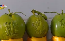 Dừa khắc chữ hút khách ngày Tết