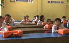 Đồng Tháp tặng dụng cụ nổi cho học sinh đến trường