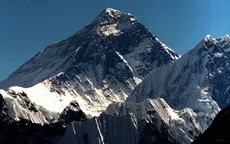 Đỉnh núi cao nhất thế giới Everest đang "lùn" đi?