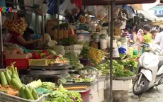 Giá rau xanh ở Hà Nội tăng gấp đôi do mưa lũ