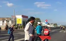 Giăng dây cho trẻ qua đường ở Phước Dân, Ninh Thuận