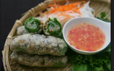 Thưởng thức món gỏi cuốn hến chấm với nước mắm chua ngọt
