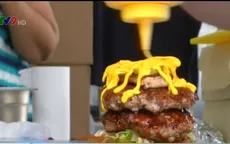 Bánh hamburger phủ vàng 24K