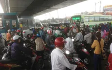 Trú mưa dưới gầm cầu vượt: Nguy hiểm tiềm ẩn