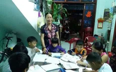 Bà giáo về hưu mở lớp dạy chữ miễn phí cho trẻ em nghèo