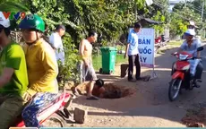 Xuất hiện hố sâu 1,5m giữa đường ở Đồng Tháp
