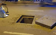 Hố ga giữa đường nổ tung bốc khói cuồn cuộn, người đi đường hoảng hốt