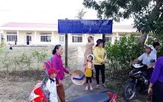 Cà Mau: Hộ dân tự ý đóng cửa trường, hàng trăm học sinh không được đi học