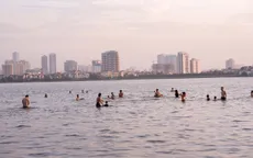 Nắng nóng ngộp thở, người dân Hà Nội đổ xô đi tắm Hồ Tây