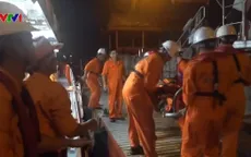 Cứu ngư dân gặp nạn ở Hoàng Sa