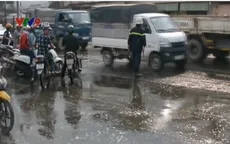 TP.HCM: Xe ben bị vỡ bồn, hóa chất đổ ra đường bốc mùi nồng nặc