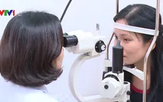 Mắt có thể hỏng khi sử dụng điện thoại ban đêm