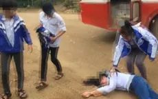 Nam sinh bị bạn đấm gục giữa sân trường