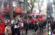 Cháy lớn cửa hàng bán nội thất trên phố Đê La Thành, Hà Nội