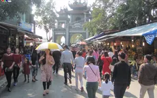 Sau Tết, người dân nô nức đi lễ quanh hồ Tây