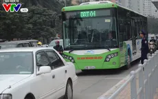 Bị xe ô tô tạt đầu, xe bus nhanh BRT vỡ cửa kính