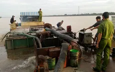 Bắt giữ 3 ghe hút cát trái phép trên sông Cổ Chiên, Vĩnh Long