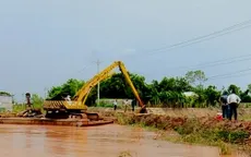 Đồng Tháp khẩn trương gia cố đê bao bị sụp lún
