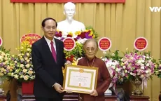 Đồng chí Nguyễn Thị Bình nhận huy hiệu 70 năm tuổi Đảng