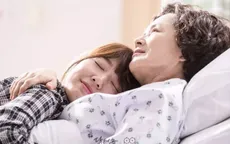 Park Shin Hye khóc nức nở trước di hài “bà ngoại” Kim Young Ae