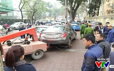 Hà Nội: Nhiều ô tô lấn chiếm vỉa hè bị xử lý