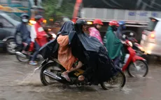 Người dân TP.HCM đội mưa về miền Tây nghỉ lễ 2/9
